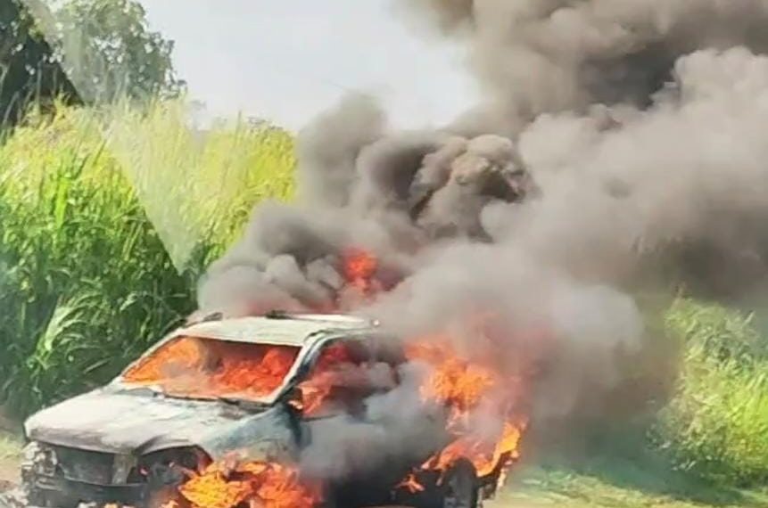 URGENTE | Caminhonete pega fogo na SP 207