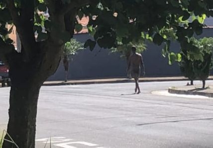 Homem é socorrido após andar pelado em bairro de Poços de Caldas; PM nega ato de masturbação em via pública