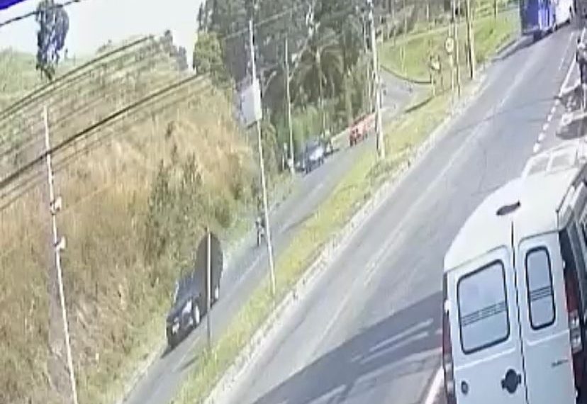 Vídeo: homem fica ferido após acidente em trevo de Poços; é o 5º em três meses