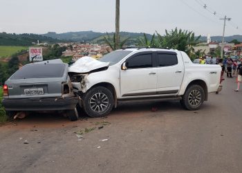 Homens morrem após acidente entre carro e caminhonete