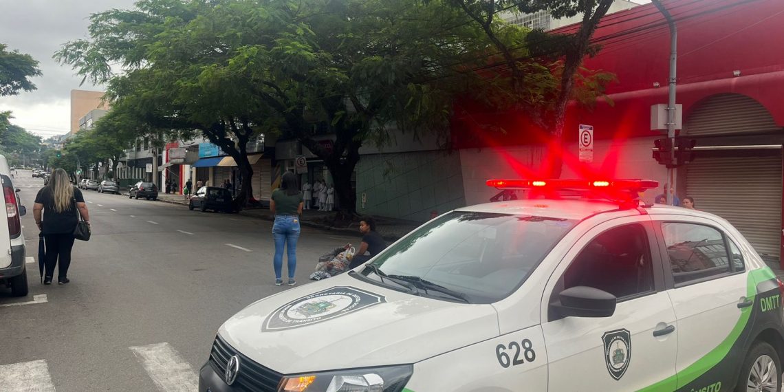 Idosa de 71 anos é atropelada no centro de Poços de Caldas