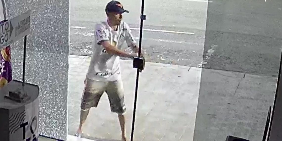 VÍDEO| Homem é flagrado tentando arrombar loja no centro de Poços de Caldas