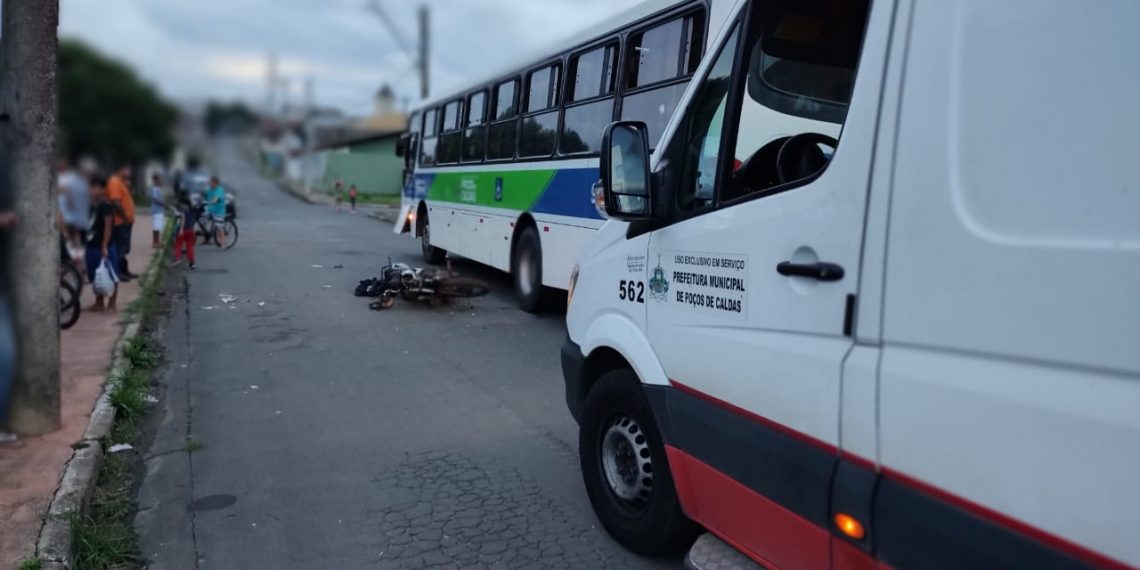 Motociclista fica ferido após colisão com ônibus de transporte coletivo em Poços de Caldas