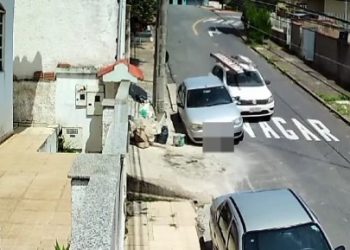 Vídeo mostra carro de empresa de telefonia atingir outro veículo em Poços de Caldas