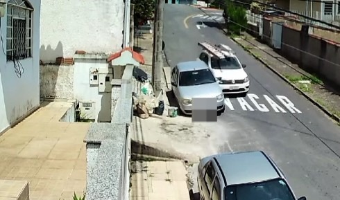 Vídeo mostra carro de empresa de telefonia atingir outro veículo em Poços de Caldas