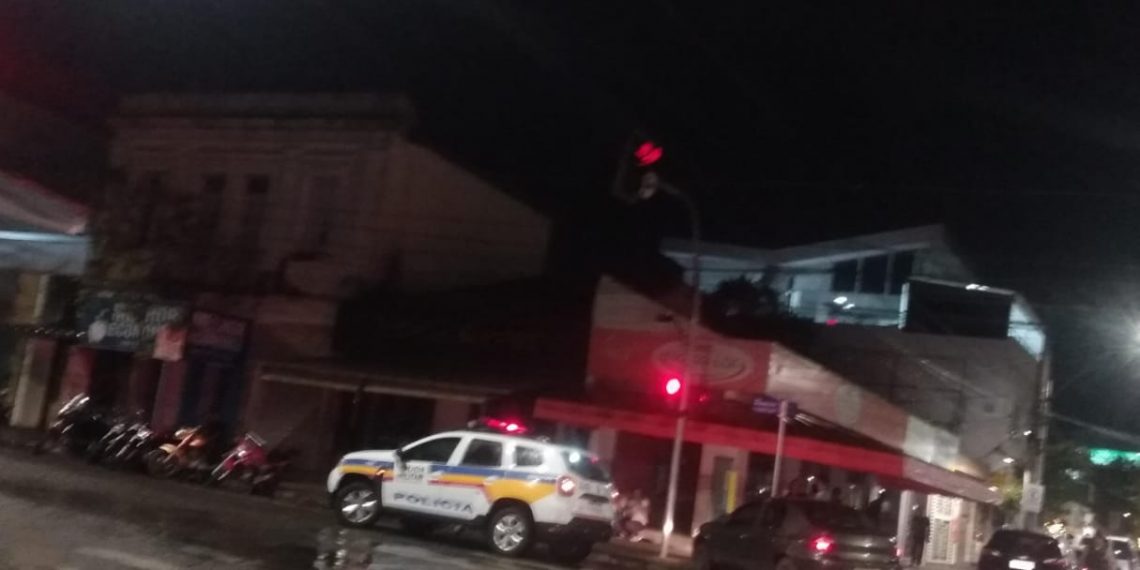 Carro é lançado contra parquímetro após ser atingido por veículo que furou sinal vermelho em Poços