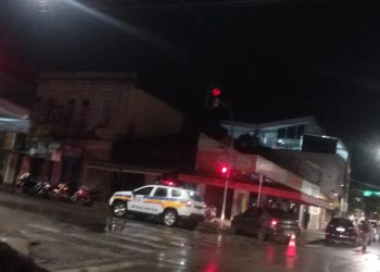 Carro é lançado contra parquímetro após ser atingido por veículo que furou sinal vermelho em Poços