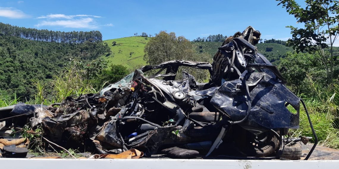 Caminhão invadiu a contramão em acidente que matou mulher em Poços de Caldas, diz PRF