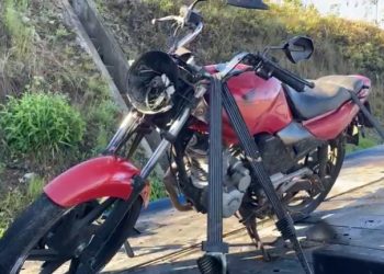 Mulher perde controle da moto e bate em poste de iluminação em Poços de Caldas