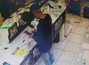 VÍDEO: Veja momento em que homem furta iPhone 15 em loja no centro de Poços de Caldas