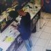 VÍDEO: Veja momento em que homem furta iPhone 15 em loja no centro de Poços de Caldas