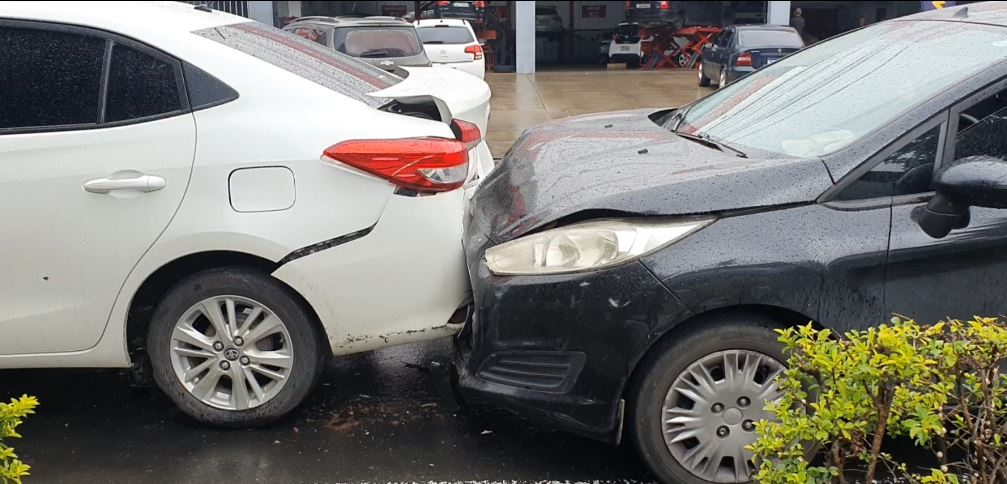 Engavetamento entre quatro veículos é registrado em Poços de Caldas