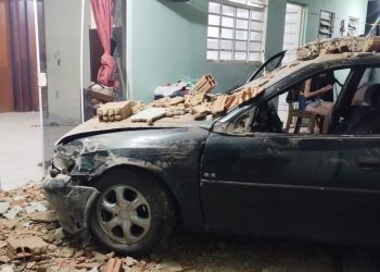 Jovem perde controle de carro, bate em veículo e invade casa em Poços de Caldas