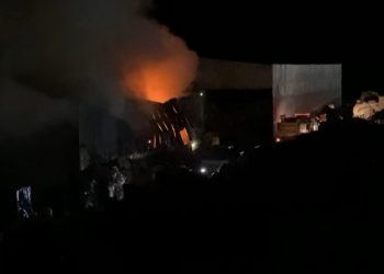 Bombeiros combatem incêndio em galpão no Distrito Industrial em Poços de Caldas