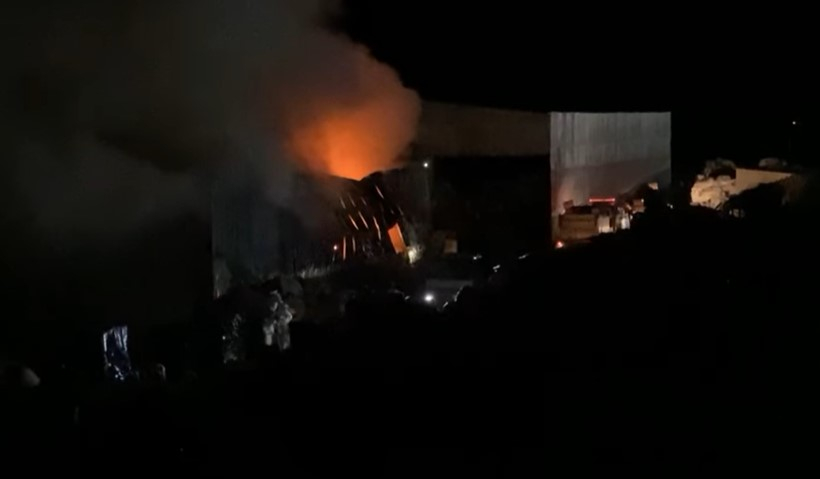 Bombeiros combatem incêndio em galpão no Distrito Industrial em Poços de Caldas