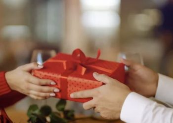 70 milhões de consumidores devem participar de algum Amigo Secreto neste Natal, aponta CNDL/SPC Brasil