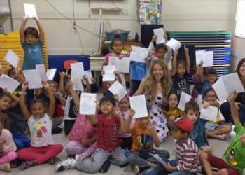 Jesuane Salvador apresenta livro infantil autoral e ministra oficinas nos CEIS