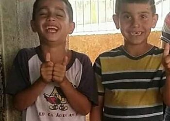 Irmãos que morreram em acidente de bicicleta são sepultados 