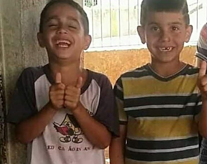 Irmãos que morreram em acidente de bicicleta são sepultados 