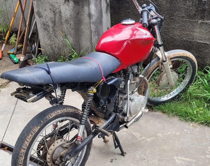Polícia Militar de Meio Ambiente recupera moto furtada em Poços