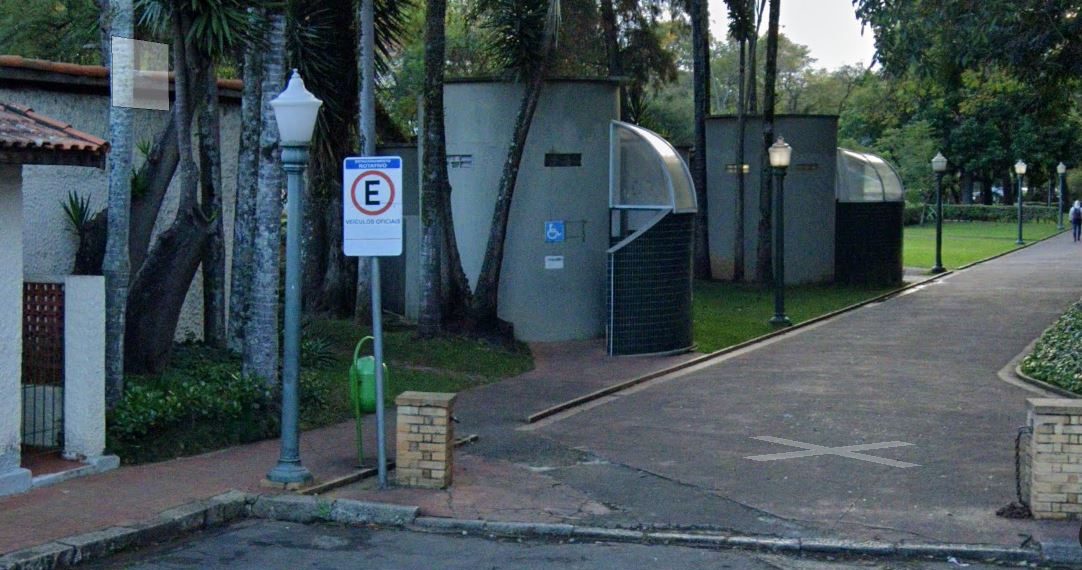 Homens são presos suspeitos de transar em banheiro público em Poços