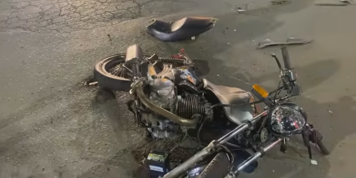 Casal fica ferido em acidente entre moto e carro em Poços de Caldas