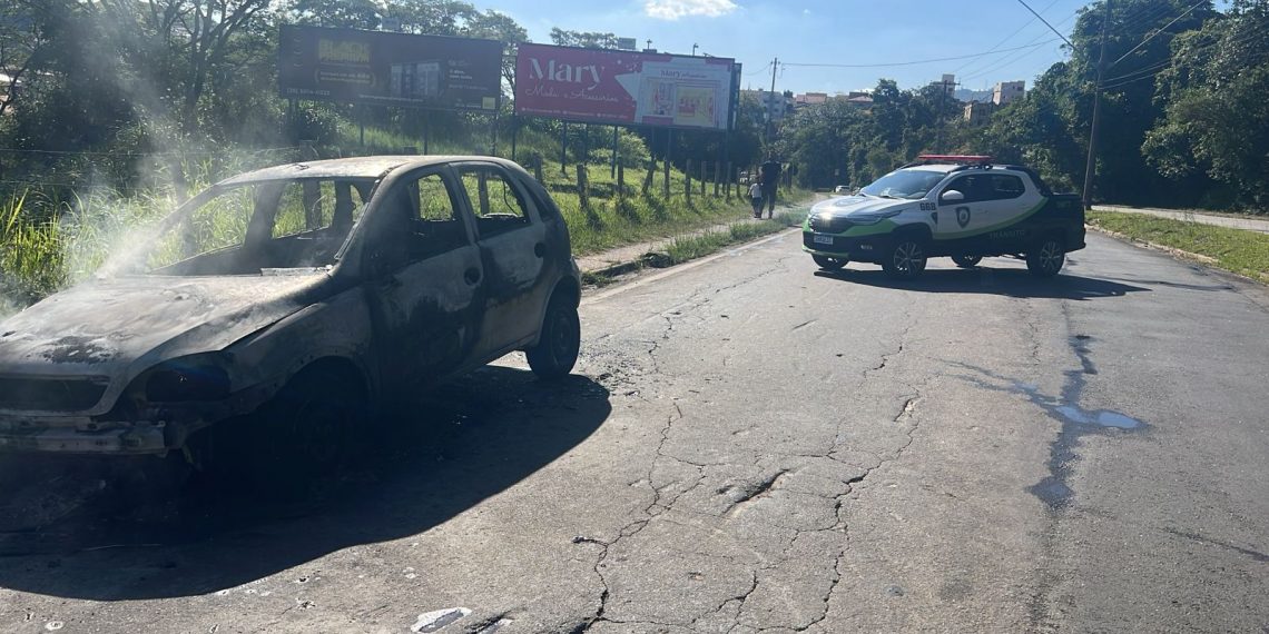Carro fica destruído após pegar fogo em Poços de Caldas