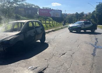 Carro fica destruído após pegar fogo em Poços de Caldas