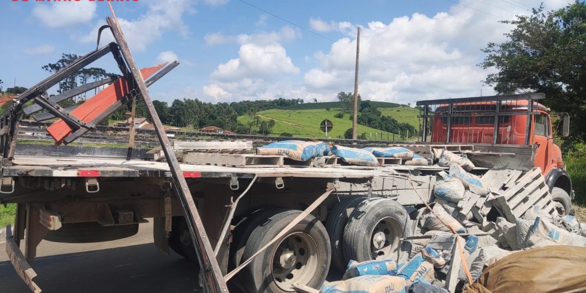 Motorista fica ferido após carga de caminhão tombar na LMG-880
