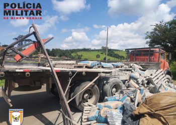 Motorista fica ferido após carga de caminhão tombar na LMG-880