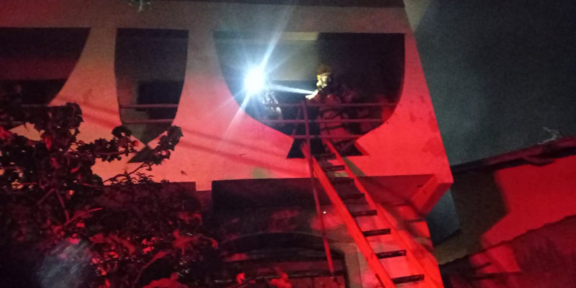 Bombeiros combatem incêndio na zona leste de Poços de Caldas