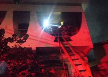 Bombeiros combatem incêndio na zona leste de Poços de Caldas