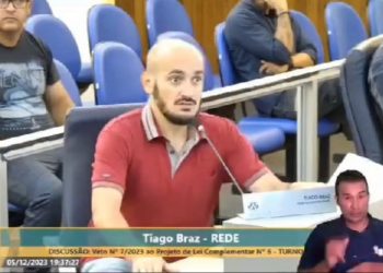 Deslizamento de pedras atinge prédio da Câmara Municipal em Poços de Caldas; assista