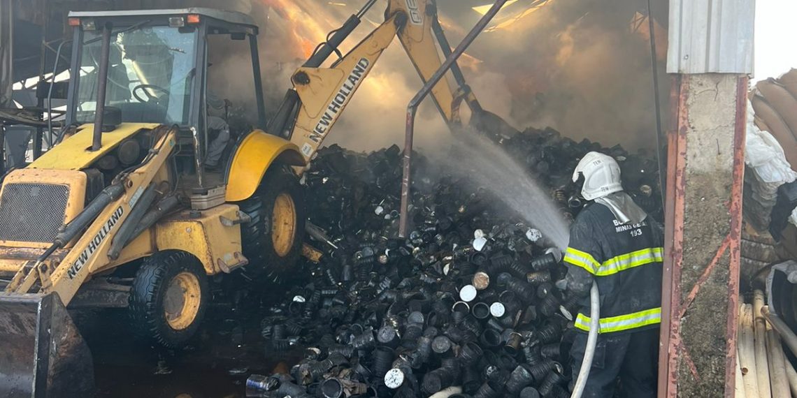 Combate a incêndio em galpão no Distrito Industrial de Poços de Caldas durou 15 horas