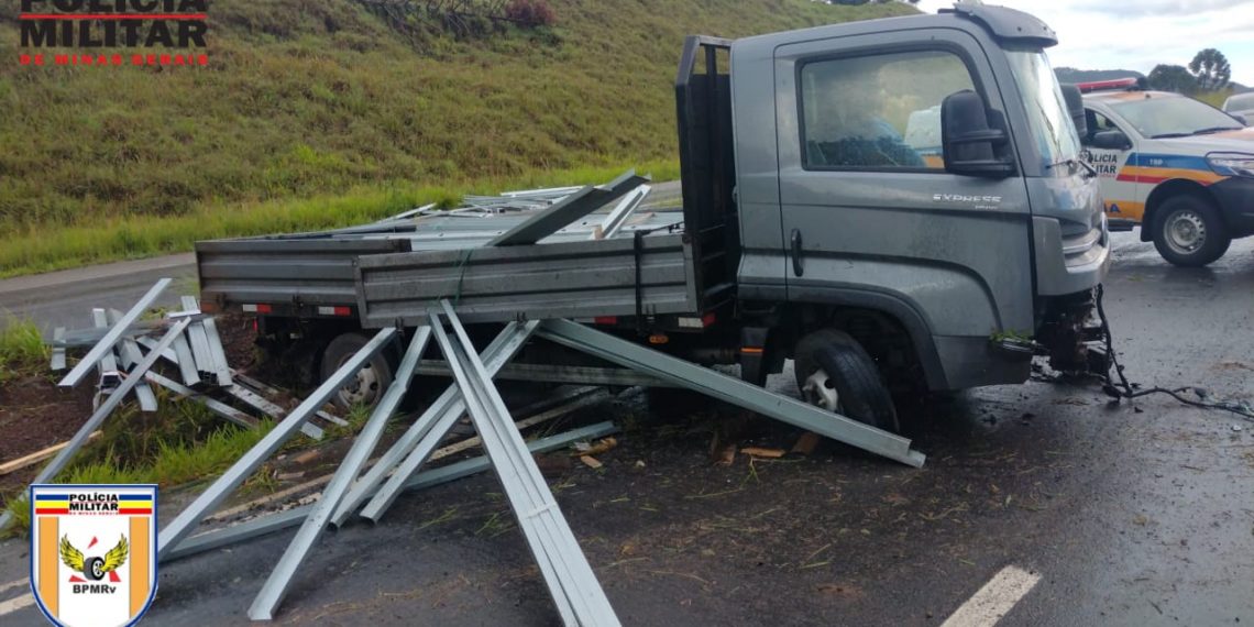 Caminhão sofre aquaplanagem e sai da pista em Poços de Caldas