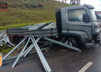 Caminhão sofre aquaplanagem e sai da pista em Poços de Caldas