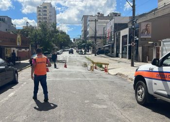 Defesa Civil interdita rua no centro de Poços após problema em galeria