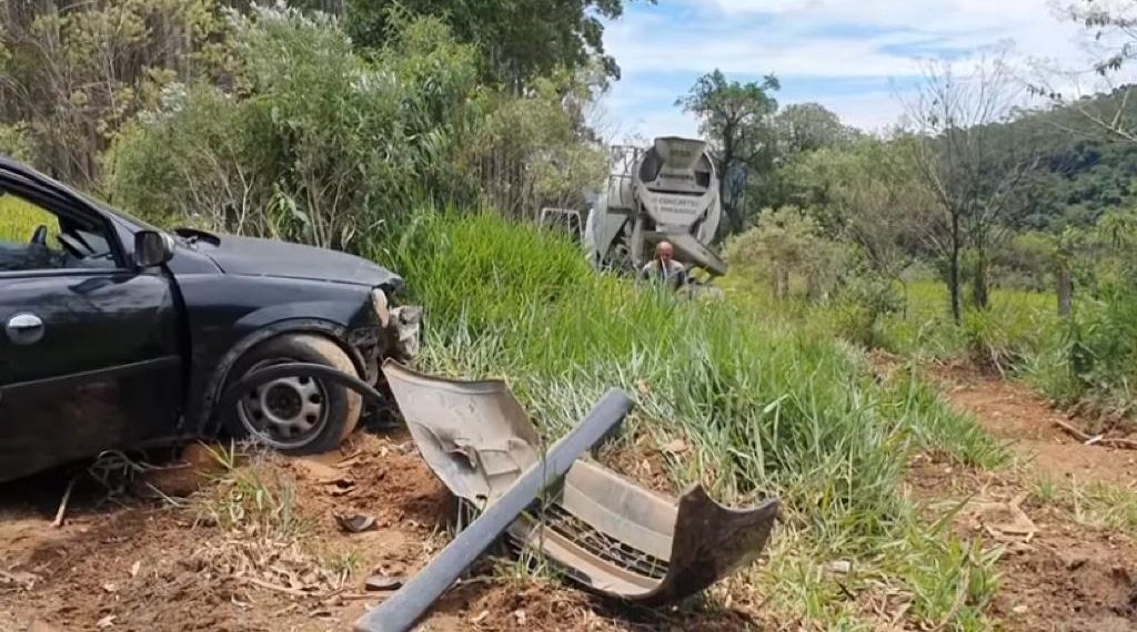 Acidente entre caminhão e carros deixa homem ferido em Poços de Caldas