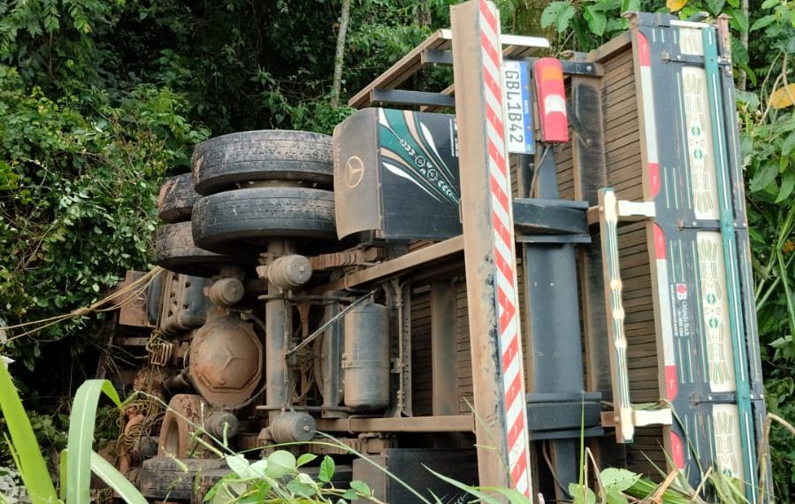 Motorista fica ferido após caminhão tombar e cair em ribanceira em Campestre
