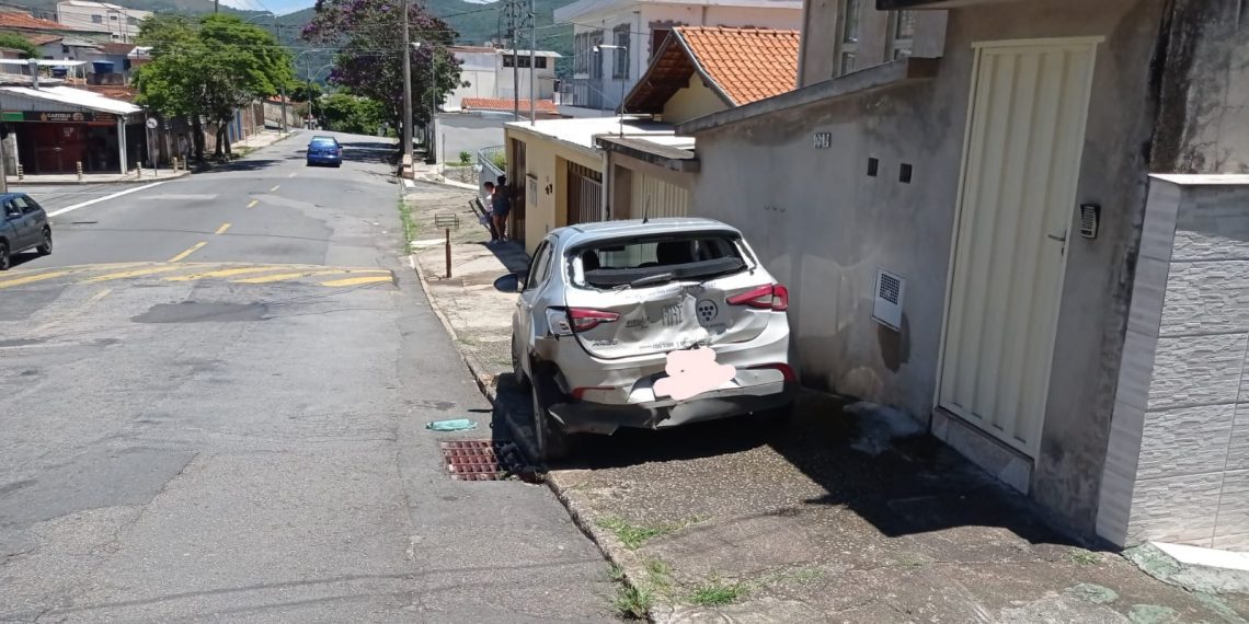 Mulher fica ferida em acidente na zona Leste de Poços de Caldas