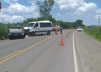 Acidente entre caminhonete e van deixa mulher ferida na MG-455