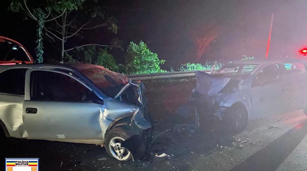Homem morre após acidente entre dois carros na MG-267