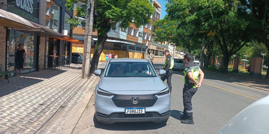 Demutran apreende carro clonado em Poços de Caldas