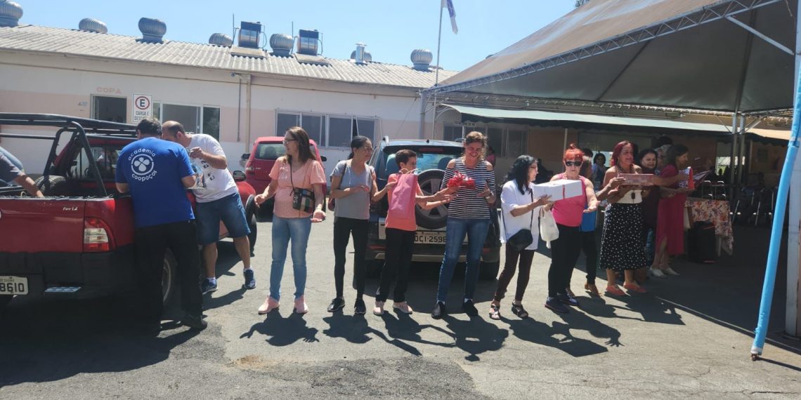 Academia Coopoços realiza ação de Natal no Lar dos Velhinhos de Poços de Caldas