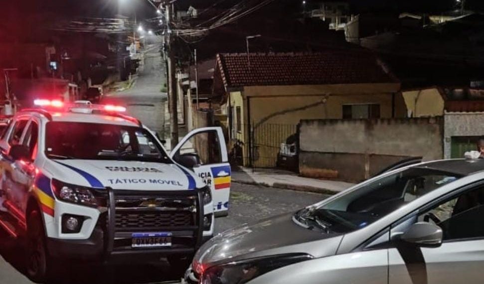 Carro furtado é recuperado pela PM e adolescente apreendido em Poços de Caldas