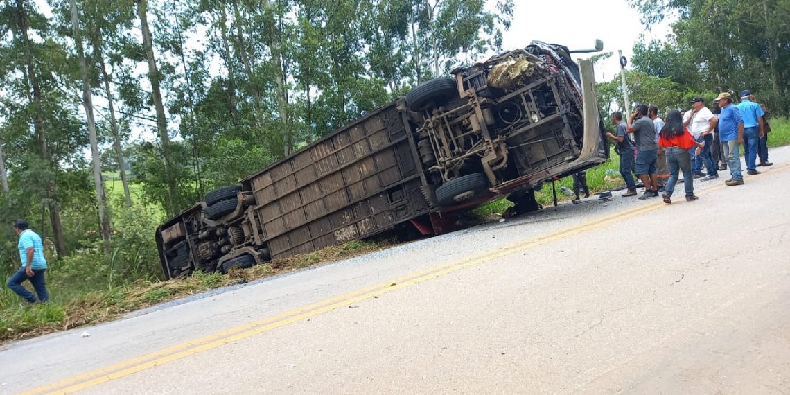 URGENTE | Acidente entre ônibus e carro mata idoso e deixa várias pessoas feridas na MGC 267