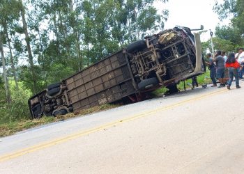 URGENTE | Acidente entre ônibus e carro mata idoso e deixa várias pessoas feridas na MGC 267
