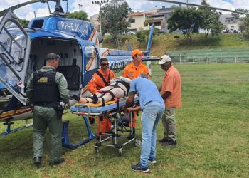 Vítimas do acidente entre ônibus e carro são transportadas por helicópteros da PM e Bombeiros