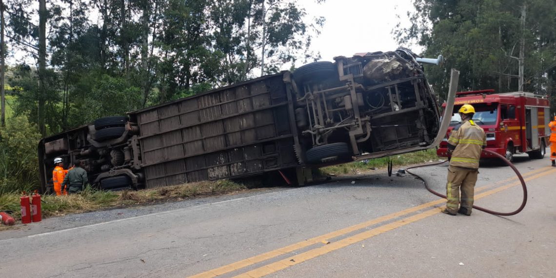Acidente na MG-267 deixou 28 feridos e causou uma morte; idoso que morreu era peruano