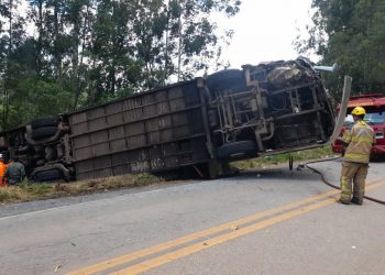 Acidente na MG-267 deixou 28 feridos e causou uma morte; idoso que morreu era peruano